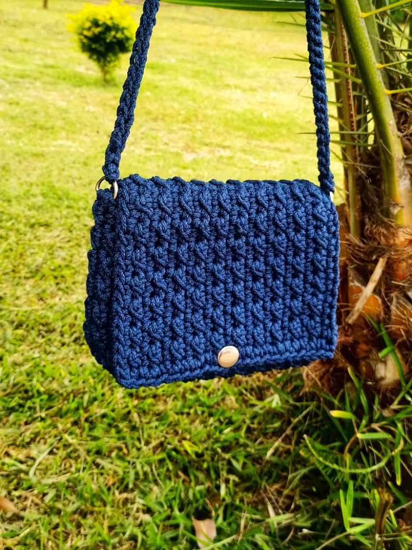 crochet shoulder bag free pattern: the companion cross body bag