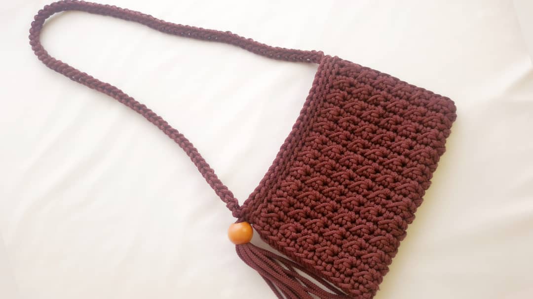 Crochet sling bag pattern: The Browny sling bag pattern.