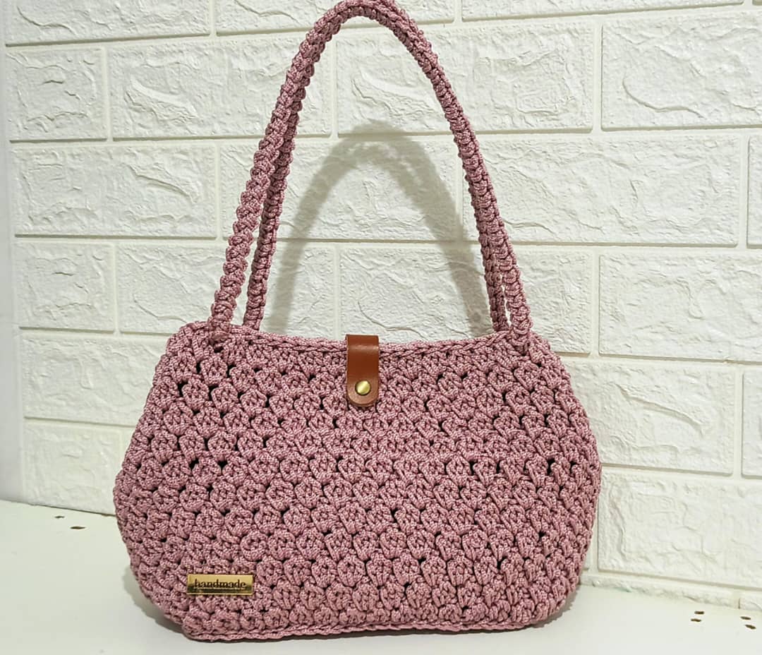 Crochet a tote handbag free pattern: The Watipa crochet handbag pattern